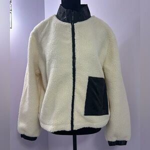 NWT, L, Black and white (Pebble) fleece style contemporary Juicy zip up